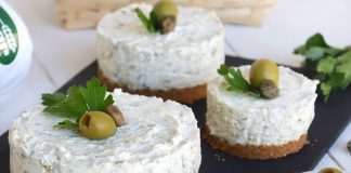 Mini-cheesecake aux olives vertes