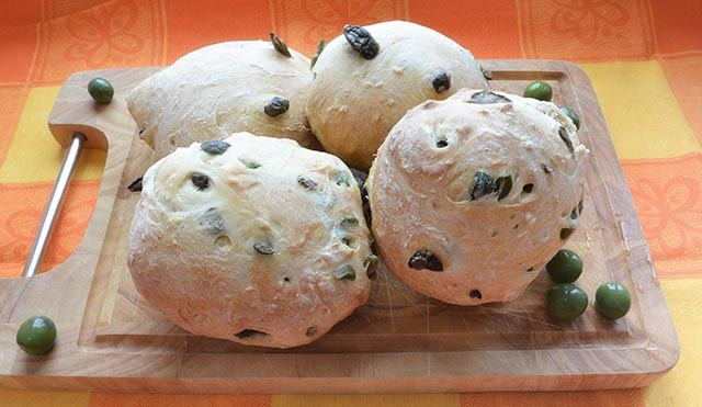 Petits pains aux olives noires et vertes avec Thermomix