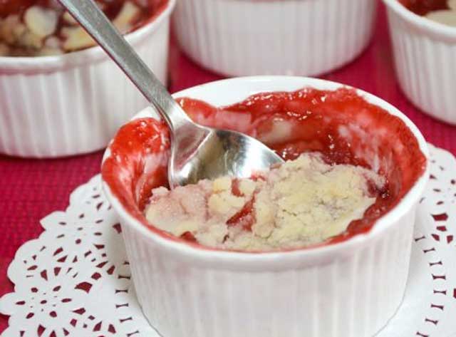 crumble aux fraises WW, un savoureux crumble léger à base de fraises, facile et simple à réaliser pour un dessert léger.