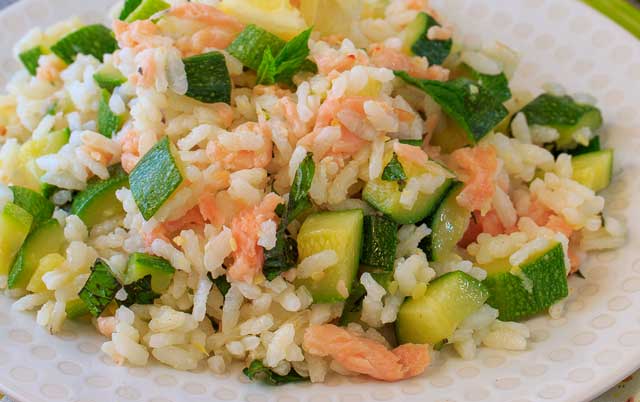 salade de riz au saumon et courgettes, une savoureuse salade légère à base de riz de saumon et de courgettes, facile et simple à réaliser