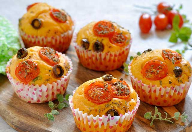 muffins aux tomates cerises, de savoureux muffins légers à base de tomates cerises parfumés à l'origan, facile et simple à réaliser