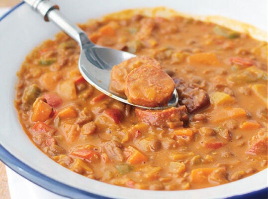 lentilles au chorizo et petits légumes, un bon plat léger et équilibré, idéal pour un repas réconfortant avec des saveurs épicées et rustiques.