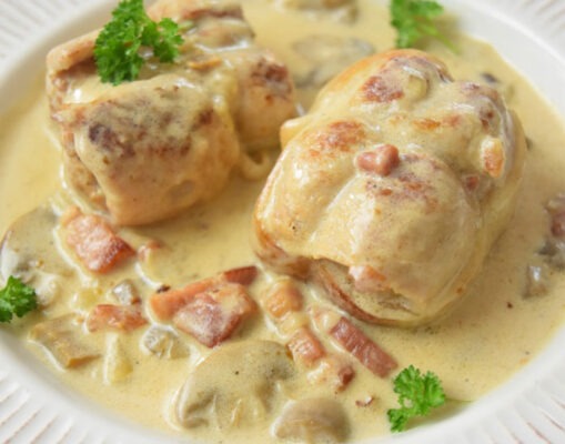 paupiettes de veau à la crème, de savoureuses paupiettes fondantes nappées d'une sauce onctueuse crémeuse pour un repas gourmand et réconfortant.