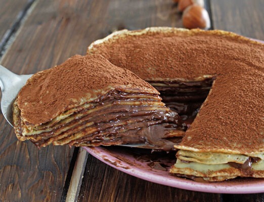 Gâteau de crêpes au chocolat, des crêpes fondantes superposées avec une délicieuse ganache au chocolat parfumé à l'orange facile à faire et parfait pour un dessert irrésistible.