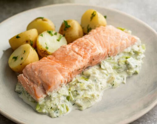 Saumon aux poireaux à la crème et moutarde , un plat équilibré et gourmand où la tendreté du saumon se marie parfaitement avec la douceur des poireaux