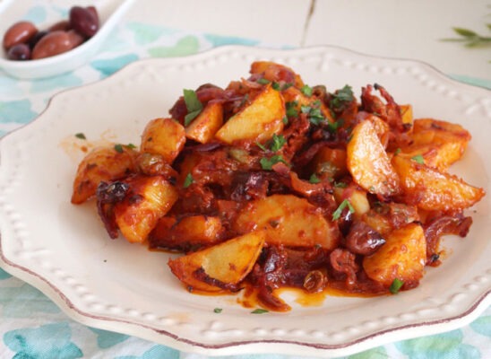 Pommes de terre à la méditerranéenne, un plat ensoleillé et parfumé, aux herbes, tomates et olives, idéale pour accompagner viandes ou poissons avec légèreté.