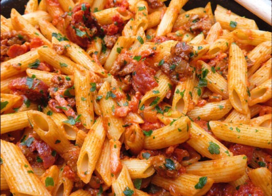 Pennes au chorizo et à la tomate, un plat savoureux et épicé qui allie simplicité et gourmandise. Facile et rapide à préparer.