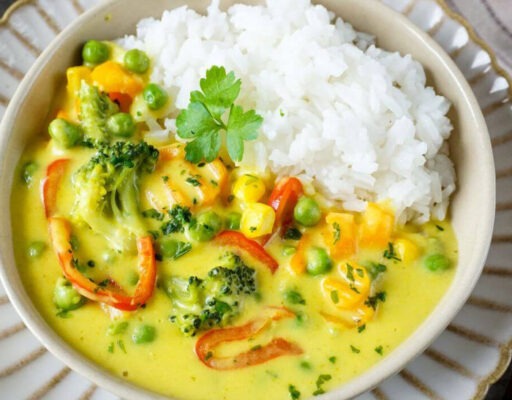 Curry de légumes, un plat crémeux et léger, préparé avec du lait de coco, des légumes colorés et des épices douces, facile et simple à réaliser, idéale pour un repas sain.