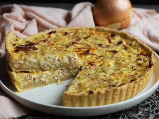 Quiche Oignons et Lardons fondante et gourmande, une quiche savoureuse avec des oignons doucement caramélisés et des lardons croustillants