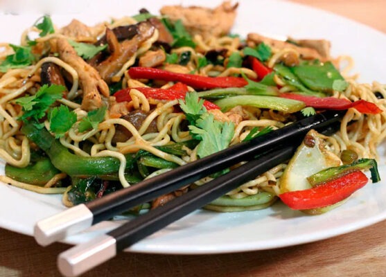 Nouilles Sautées aux Poulet et Légumes