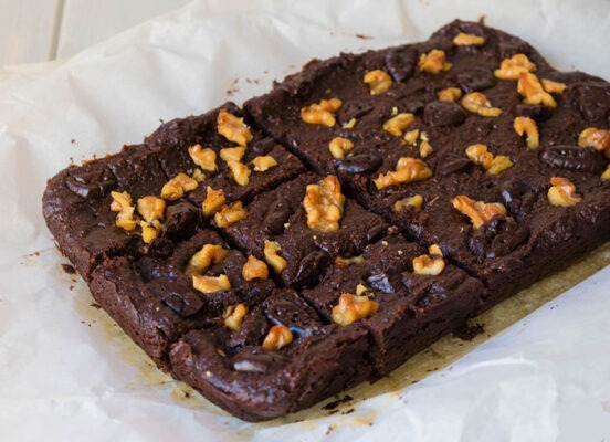 Brownie Léger Sans Farine Brownie Léger Sans Farine, moelleux et riche en chocolat. Préparé avec des ingrédients simples et plus sains, il est idéal pour un goûter gourmand et équilibré.