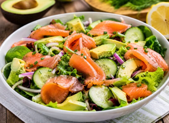 Salade fraîche avocat saumon fumé et concombre