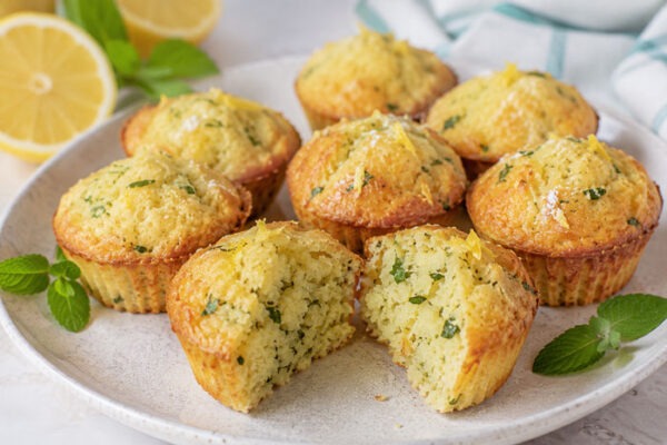 des muffins légers au citron et menthe fraîche, une recette d’été facile, moelleuse, parfumée et rapide à préparer avec ou sans Thermomix.des muffins légers au citron et menthe fraîche, une recette d’été facile, moelleuse, parfumée et rapide à préparer avec ou sans Thermomix.