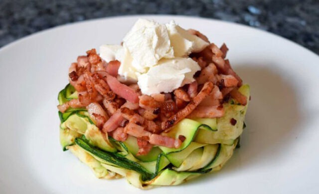 Salade Tiède de Courgettes aux Lardons et au Chèvre salade tiède de courgettes aux lardons et au chèvre