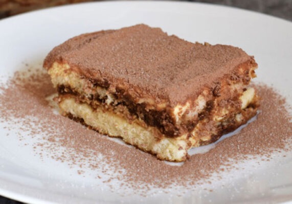 Tiramisu Léger au Fromage Blanc Découvrez ce tiramisu léger au fromage blanc et au skyr : un dessert frais, crémeux, gourmand et très facile à préparer sans mascarpone.
